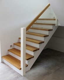 Podesttreppe mit aufgesattelten Treppenstufen, Geländer mit Glasfüllung 