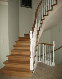 Betontreppe mit aufgesattelten Treppenstufen und Handlaufkrümmling