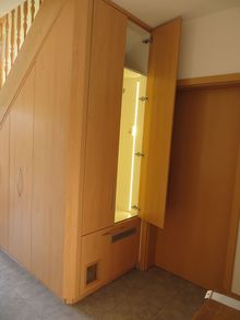 Treppenschrank mit Garderobe und Katzenklo