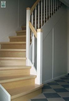 Treppenstufen und Handlauf Ahorn Wangen Geländer und Unterbau weiß