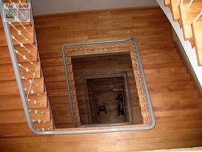 Wohn- und Geschäftshaus in HH, 5 Etagen, Treppenläufe und Podeste nach der Renovierung, Holz Buche geölt