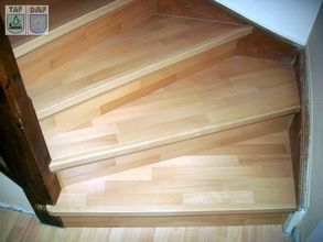 Treppenantritt ein mal ein Viertel, nach der Treppenstufen Erneuerung, Holz Buche mit Parkettoptik