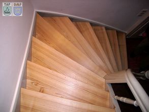 Treppe ein mal ein Viertel gewendelt nach der Renovierung Holz Esche Natur