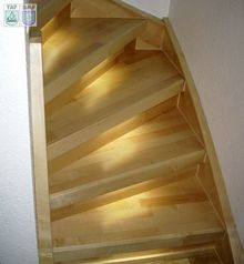Treppenantritt ein mal ein Viertel, nach der Treppenstufen Erneuerung, Holz Ahorn mit Parkettoptik und LED