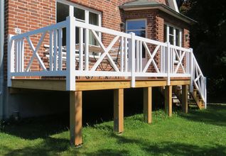 Terrasse Unterbau sibirische Lärche Fußboden Iroko Galerie Mahagoni weiß