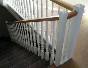 Geländer und Galerie für eine Betontreppe