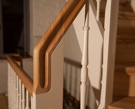 Treppenantritt als Übergang aus einer Galerie Stadthaus in Lübeck